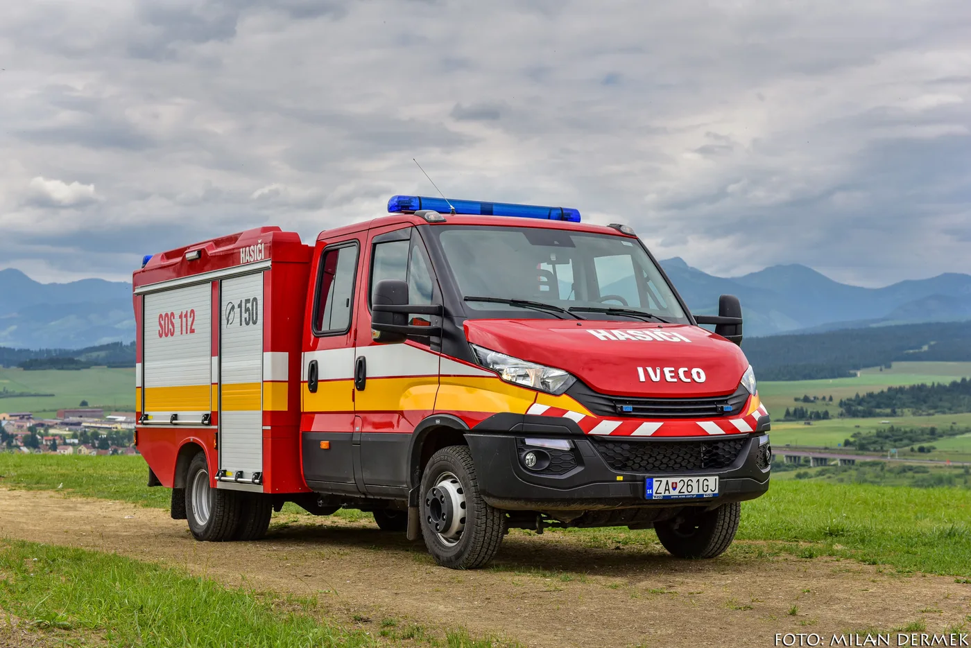 Moderné hasičské vozidlo Iveco v obecnej krajine